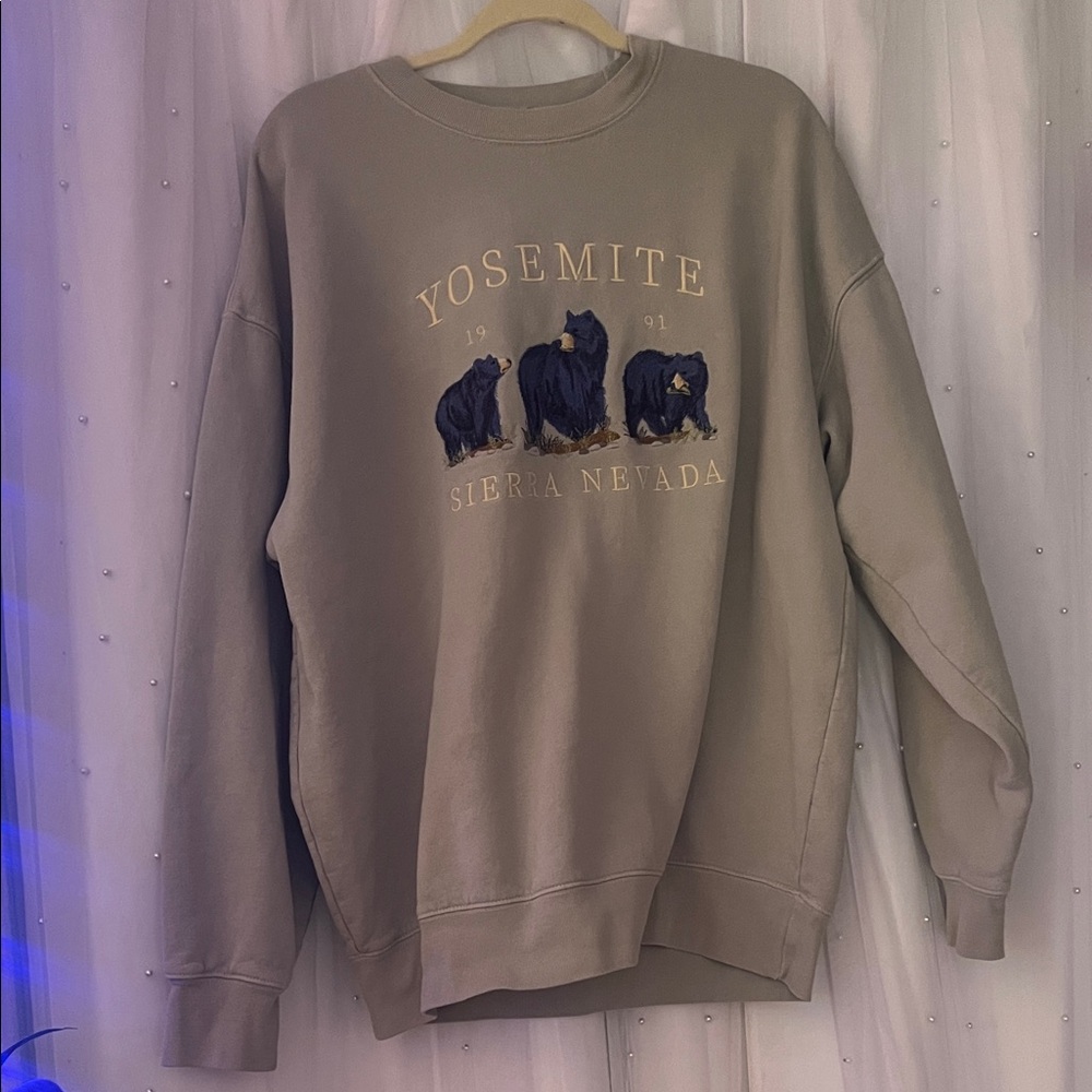 Brandy Melville Yosemite Sierra Nevada Beige Sweater